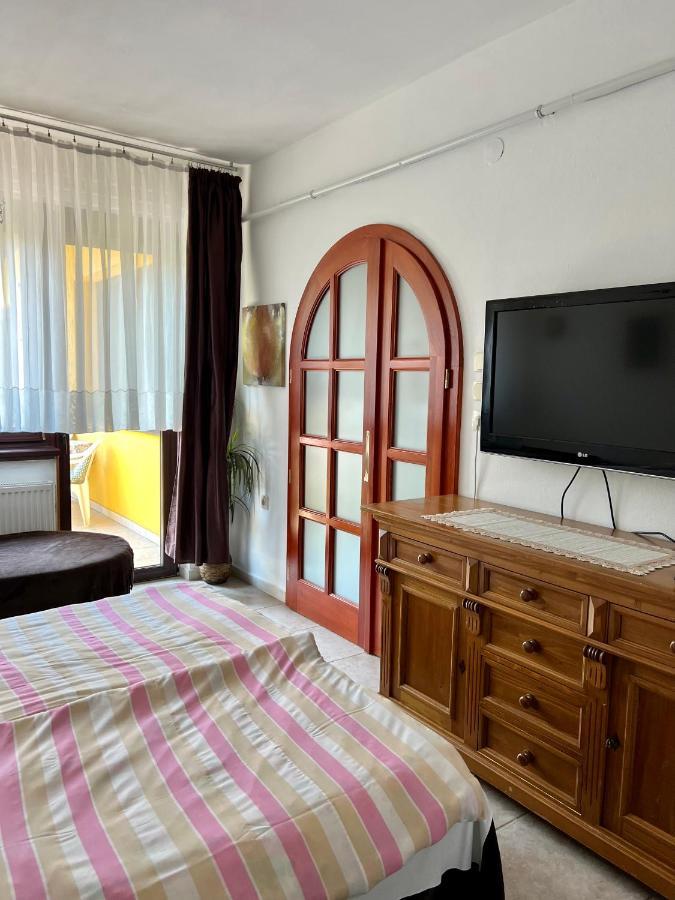 Orosz Apartmanhaz Gyula Luaran gambar
